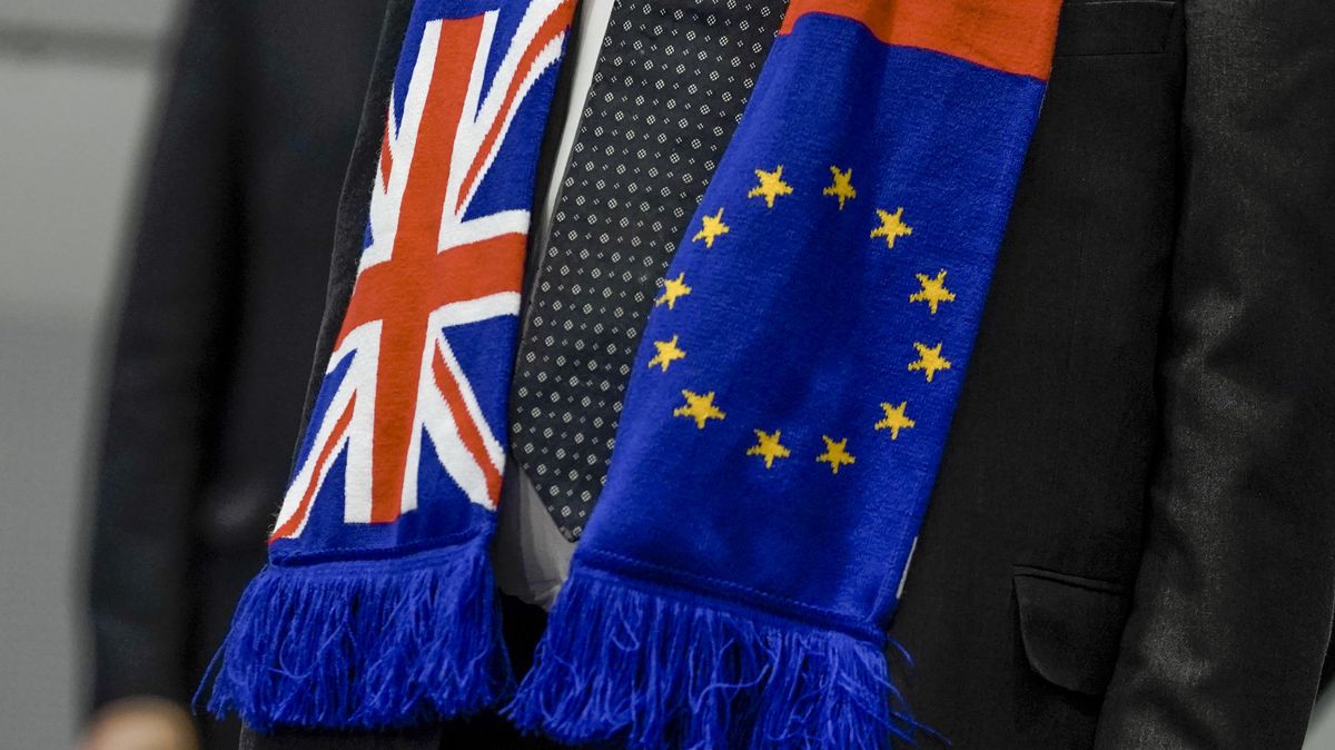 Europarlament schválil brexit. Poslanci zpívali Valčík na rozloučenou a emoce tekly proudem